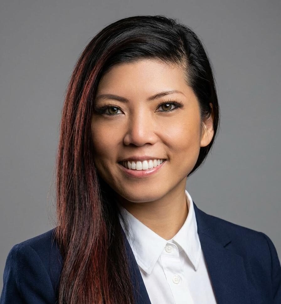 Carolyn Rojsutivat smiling.