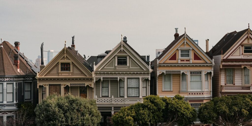 An image of the pastel colored "Painted Ladies" Victorian building in San Francisco.